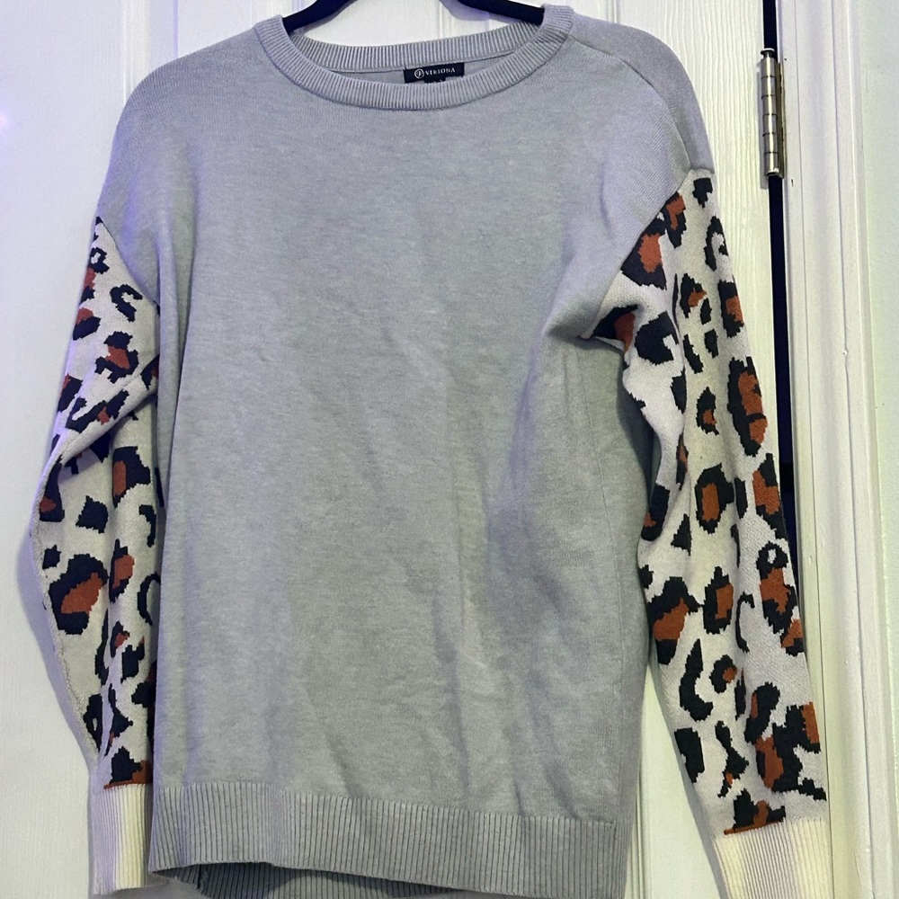 Versona sweater size small brand new with tags